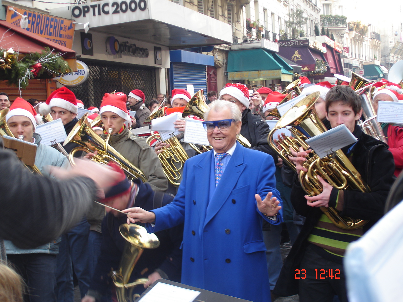Michou à la baguette des Tubas de Noël, Montmartre, 2012 Michou à la baguette des Tubas de Noël, Montmartre, 2012